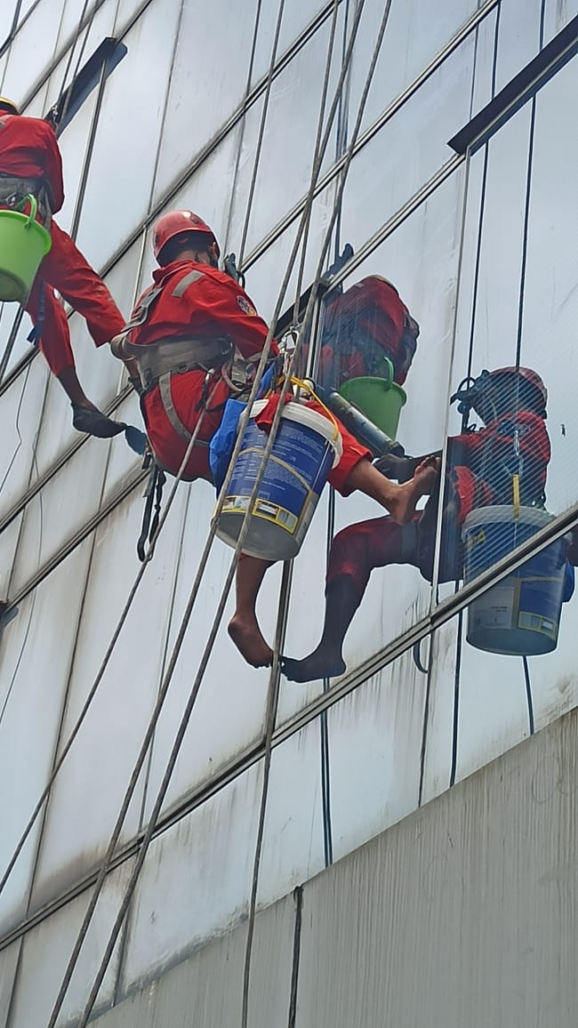 cuci kaca gedung sealant kaca gedung ruko 16