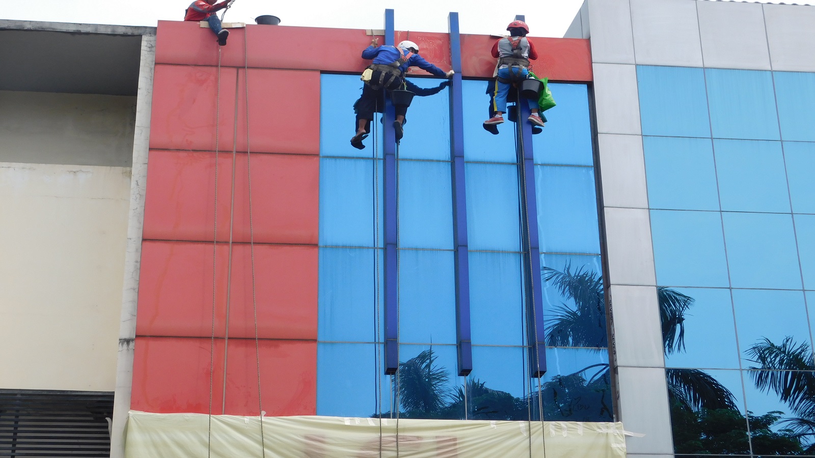 cuci kaca gedung lippo general insurance cikarang 02 cuci kaca gedung lippo general insurance cikarang 02