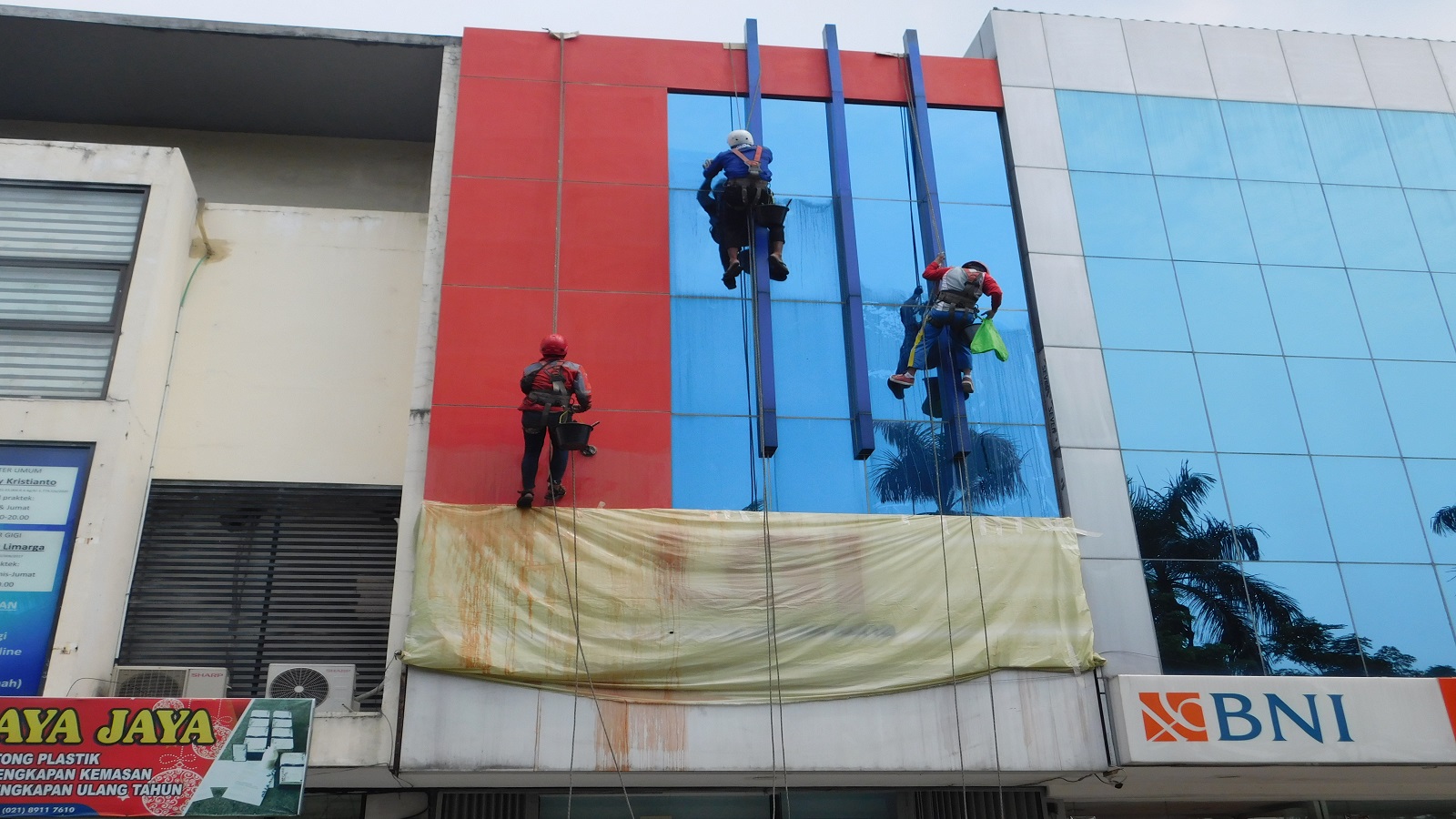 cuci kaca gedung lippo general insurance cikarang 03 cuci kaca gedung lippo general insurance cikarang 03
