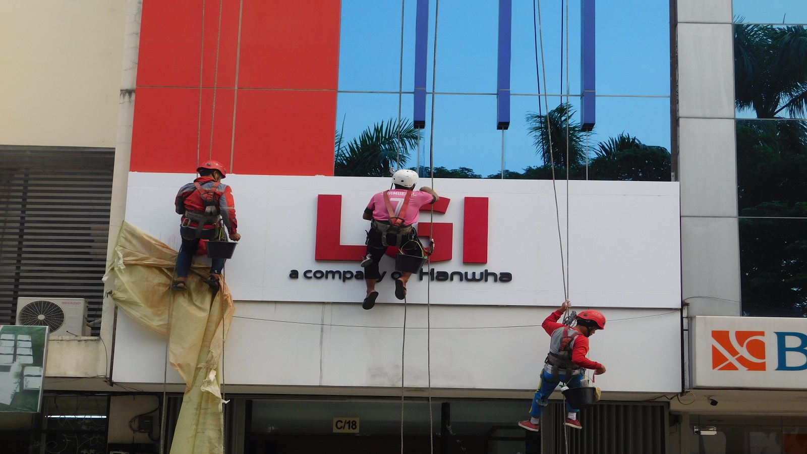 cuci kaca gedung lippo general insurance cikarang 04 cuci kaca gedung lippo general insurance cikarang 04
