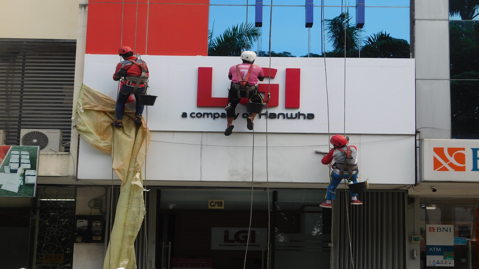 cuci kaca gedung lippo general insurance cikarang 05 cuci kaca gedung lippo general insurance cikarang 05